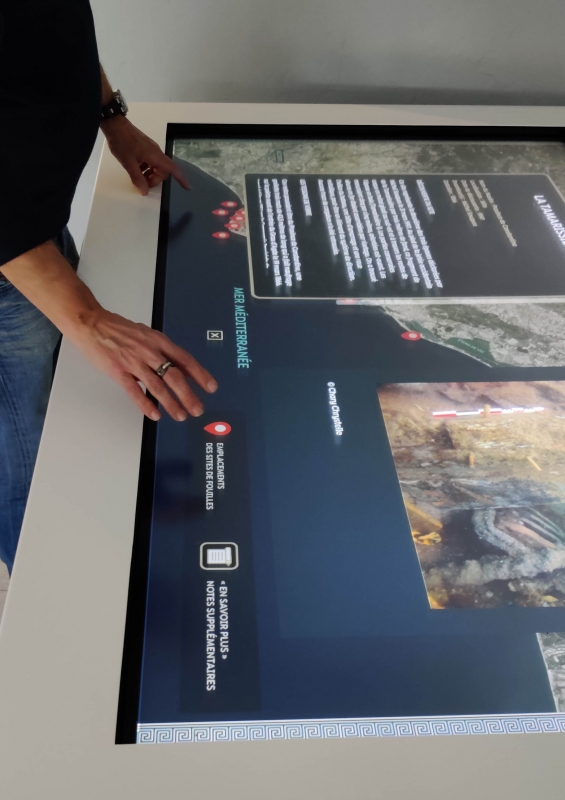 Photographie atlas archéologique en cours d'utilisation