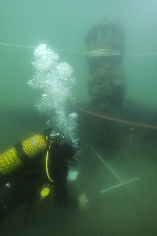 Plongeur à côté du guideau de la Jeanne-Élisabeth