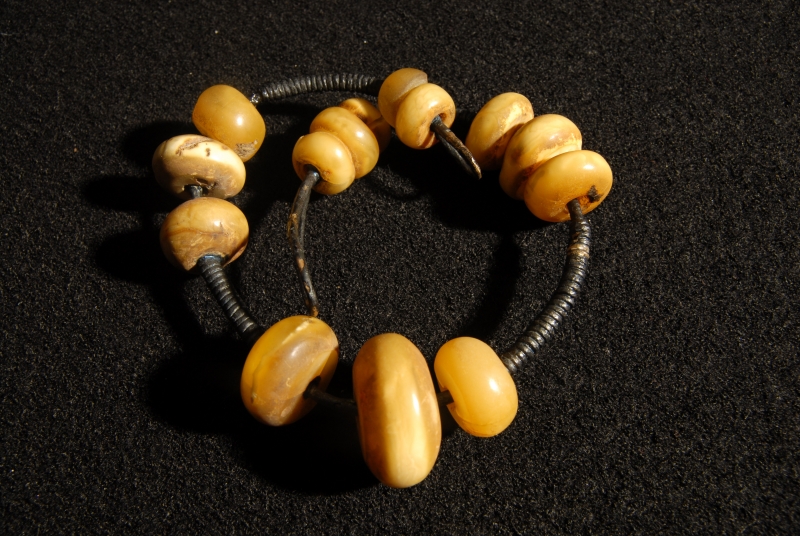 Collier en bronze avec perles d'ambre